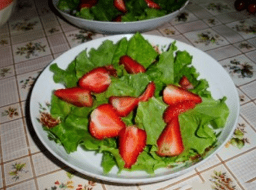 Салат с клубникой